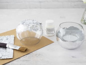 Tischdeko zur Silberhochzeit: Bastelmaterialien für einen silbernen Teelichthalter.