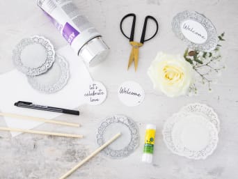 Decoración de la mesa para bodas de plata: materiales para hacer un letrero con palo.