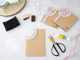 Výtvarné potřeby pro netradiční DIY svatební oznámení s papírovou krajkou.