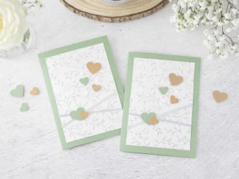 Idées de carte pour noces d’argent : carte d’invitation avec des cœurs pour un anniversaire de mariage.