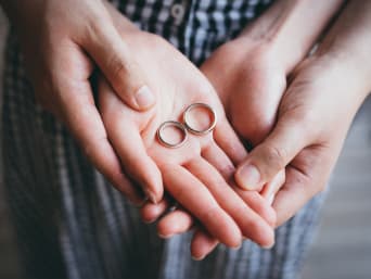Rocznica ślubu – para trzymająca obrączki w dłoniach. Rocznica ślubu – para trzymająca obrączki w dłoniach.