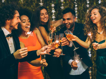 Aperitivos de Nochevieja: unos invitados celebran el Fin de Año en una fiesta.