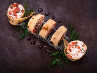 Silvester Snacks kalt – Herzhafte Pfannkuchen mit einer Frischkäse-Lachs-Füllung.