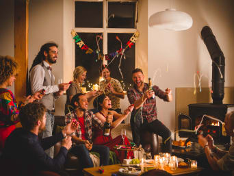 Fêter le Nouvel An : un groupe d’amis fête ensemble le réveillon de la Saint-Sylvestre selon les traditions.
