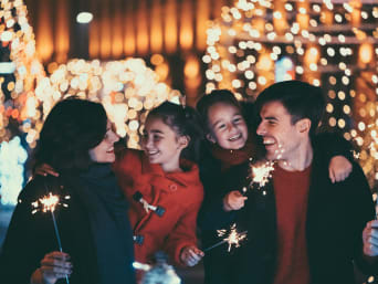 Nochevieja con niños: una familia disfruta de los fuegos artificiales de Fin de Año.