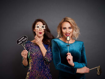 Silvester-Outfits für Damen: Frau im Pailletten-Oberteil.