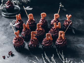 Cupcakes met Happy New Year belettering als eetbare tafeldecoratie Oudejaarsavond.