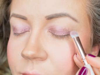 Silvester-Augen-Make-up: Im nächsten Schritt wird ein heller Lidschatten verwendet.