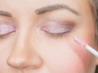 Oudejaarsavond make-up look: glitterpigmenten ronden de look af.