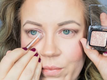 New Year’s Eve eye makeup: Highlighter on the inner corner makes the eyes shine.