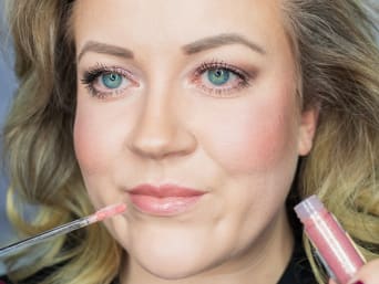 Make-up Capodanno: un lip gloss luminoso completa il trucco per Capodanno. 