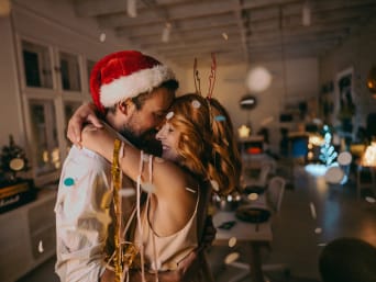 Nouvel An à deux : un couple danse ensemble à la maison durant le réveillon du 31 décembre.
