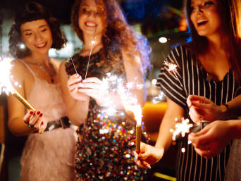 Idée pour un Nouvel An entre amis : une soirée à thème avec des tenues élégantes.
