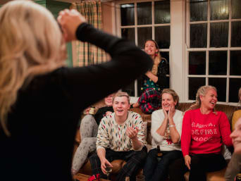Giochi Capodanno di gruppo: amici si divertono con il gioco dei mimi.