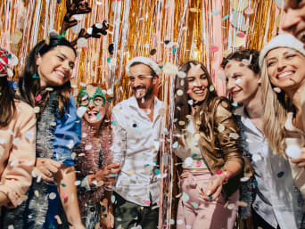Jeux soirée Nouvel An : un groupe d’amis se déguise et jette des confettis.