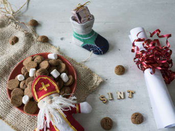 Sinterklaas - pepernoten in een kom met een brief aan de sint op tafel.