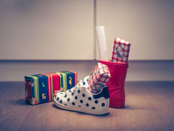 Schoencadeautjes: twee schoenen gevuld met cadeautjes.