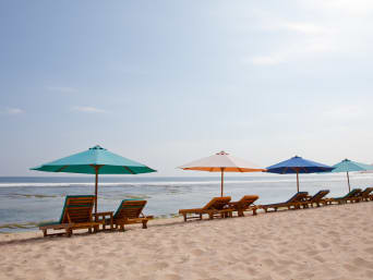 UV Strahlung Wirkung: Sonnenschirme am Strand schützen vor Sonnenbrand.