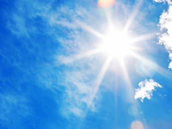 Zonnestralen: Een deel van de UV-straling wordt door de ozonlaag opgevangen.