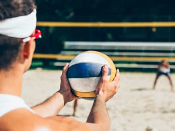 Ochrona przed słońcem na plaży: wodoodporny krem dla sportowców dłużej chroni spoconą skórę siatkarzy.