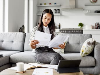 Overzicht financiën - Vrouw controleert haar uitgaven.