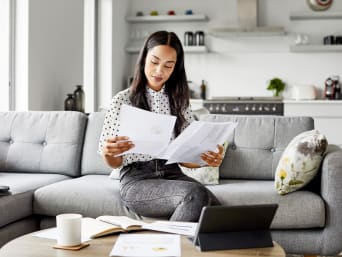 Livre de compte : une femme analyse son budget mensuel pour faire des économies.