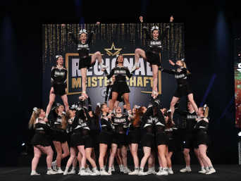 Cheerleading – een groepje cheerleaders cheert. Cheerleading – een groepje cheerleaders cheert.