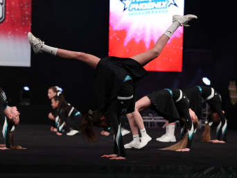 Cheerleadingwedstrijd: cheerleaders tijdens het tumbling. Cheerleadingwedstrijd: cheerleaders tijdens het tumbling.