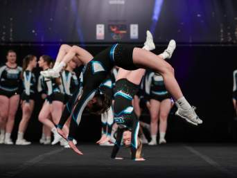 Cheerleading als sport: cheerleaders tijdens een wedstrijd. Cheerleading als sport: cheerleaders tijdens een wedstrijd.