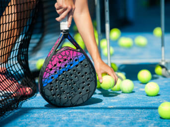 Padel-Tennis Regeln: Für die Sportart wird ein Schläger mit Löchern und einer soliden Schlagfläche benötigt.