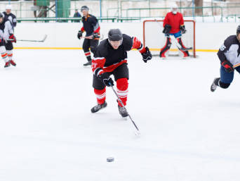 Eishockey lernen: Eine Eishockey-Mannschaft trainiert in der Eishalle. 