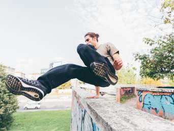 Parkour lernen: Traceur bei einem Vault über eine Mauer. Parkour lernen: Traceur bei einem Vault über eine Mauer.