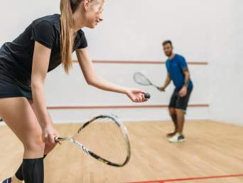 Squash Regeln: Zwei Spieler trainieren gemeinsam auf dem Court.