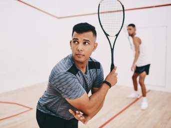 Squash für Anfänger: Zwei Spieler üben gemeinsam Squash auf dem Court.