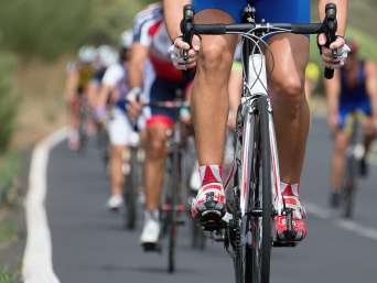 Distanze triathlon: alcuni partecipanti a un triathlon svolgono la seconda parte della gara di triathlon.
