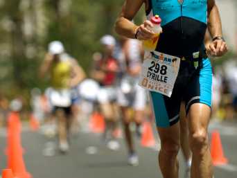 Triathlon Ironman: un uomo corre ad una gara di triathlon. Triathlon Ironman: un uomo corre ad una gara di triathlon.