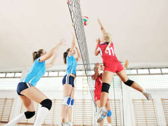 Volleyball Training: 2 Frauenmannschaften spielen in der Halle gegeneinander Volleyball.