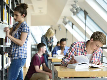 Studijní tipy pro přípravu na zkoušky: Studenti studují v knihovně.