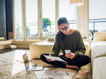 Studium finanzieren: Frau füllt Anträge für die Studienfinanzierung aus.