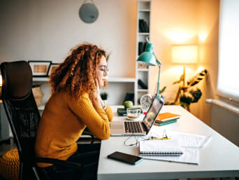 Zelfmanagement bij studie: studente maakt een rooster op de computer.