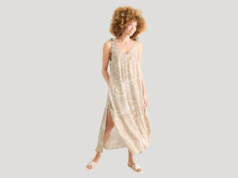 Strandkleid – Frau im Strandkleid über dem Bikini. Strandkleid – Frau im Strandkleid über dem Bikini.