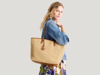 Strandtasche – Frau mit einer grossen Tasche aus Naturmaterialien. Strandtasche – Frau mit einer grossen Tasche aus Naturmaterialien.