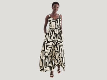 Jumpsuit – Frau im Jumpsuit und Sandaletten. Jumpsuit – Frau im Jumpsuit und Sandaletten.