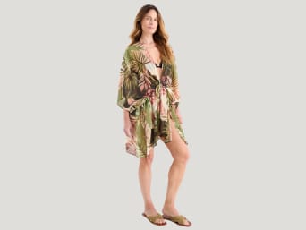Kimono – Frau kreiert mit einem Kimono den perfekten Strandlook. Kimono – Frau kreiert mit einem Kimono den perfekten Strandlook.