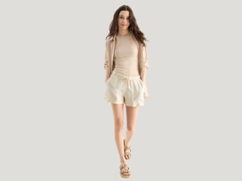 Kurze Strandhose – Frau in einer kurzen Leinenhose. Kurze Strandhose – Frau in einer kurzen Leinenhose.