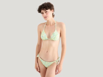 Maillot de bain triangulaire : ce bikini triangle flatte différentes morphologies. Maillot de bain triangulaire : ce bikini triangle flatte différentes morphologies.