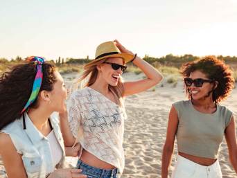 Chapeau de plage : une femme porte un chapeau de paille femme plage. Chapeau de plage : une femme porte un chapeau de paille femme plage.