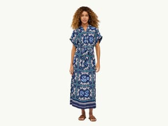 Les plus belles robes de plage : une femme porte une robe de plage par-dessus un bikini. Les plus belles robes de plage : une femme porte une robe de plage par-dessus un bikini.