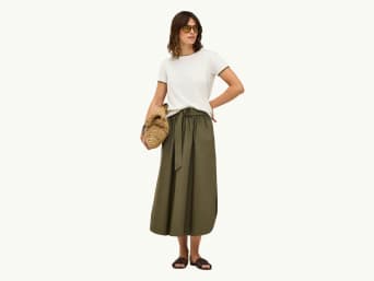 Sac de plage : femme portant un panier de plage. Sac de plage : femme portant un panier de plage.