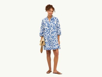 Caftan plage : une femme porte un caftan comme tenue de plage. Caftan plage : une femme porte un caftan comme tenue de plage.